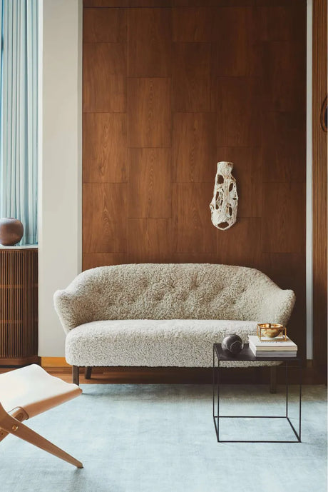 Ingeborg Soffa från Audo Copenhagen - Fåreskind / Off white / Ek - Jacobsen Plus