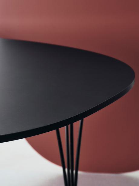 Piet Hein B611 Superellipse Matbord, 135 x 90 cm från Fritz Hansen - Vit laminat m. alukant - Krom stel - Jacobsen Plus