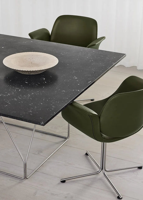 JG Bord 140x140 cm från Fredericia Furniture - Grå linoleum med natur ask kant / Svart stål - Jacobsen Plus