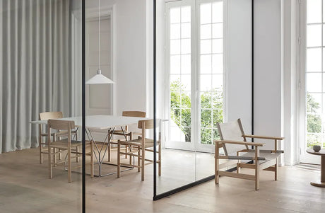 JG Bord 140x140 cm från Fredericia Furniture - Grå linoleum med natur ask kant / Svart stål - Jacobsen Plus