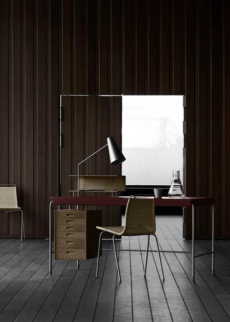 AJ52 Society Table från Carl Hansen & Søn - Ek - Svart læder - 140x70cm / Lak / Inkl. lampemodul - Jacobsen Plus