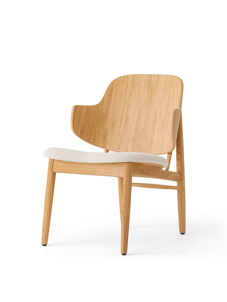 Audo Copenhagen - The Penguin loungestol i trä, med stoppad sits - Rødbejdset eg - Logan Fossil (tekstil) - Jacobsen Plus