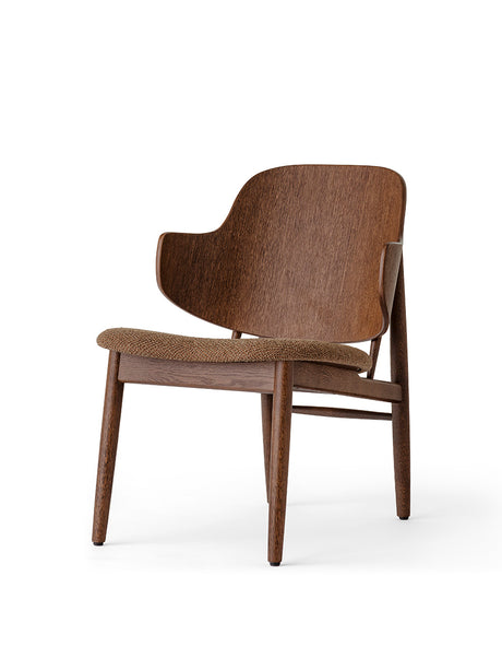 Audo Copenhagen - The Penguin loungestol i trä, med stoppad sits - Rødbejdset eg - Logan Fossil (tekstil) - Jacobsen Plus