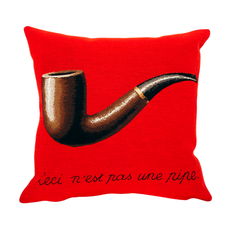 Magritte La trahison des images rouge Kudde från Poulin Design - 1 - Jacobsen Plus