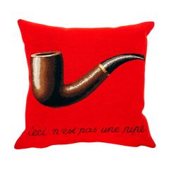 Magritte La trahison des images rouge Kudde från Poulin Design