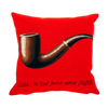 Magritte La trahison des images rouge Kudde från Poulin Design
