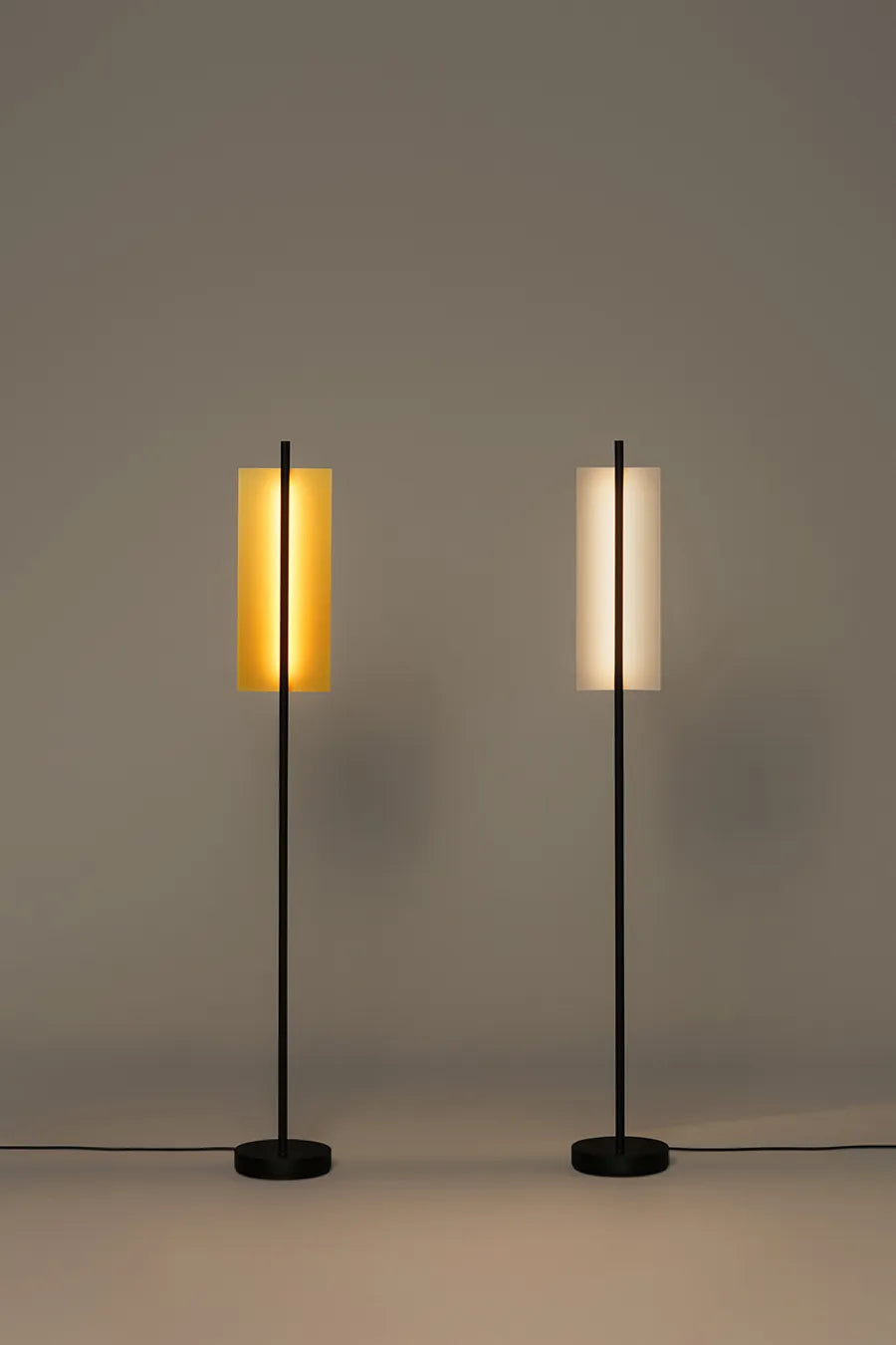 Lámina Dorada 45 Golvlampa från Santa and Cole - 9 - Jacobsen Plus