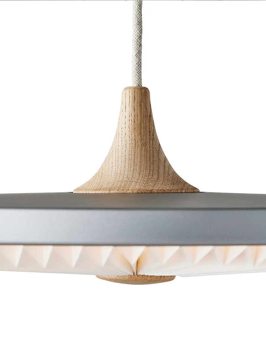 Soleil pendel medium, ljus ek, Plastskärm från Le Klint