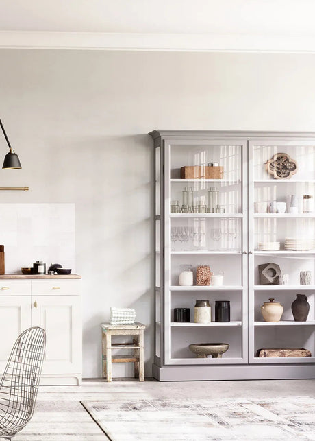 Vitrinskåp Classic V2, ljusgrå från Lindebjerg Design - 2 - Jacobsen Plus