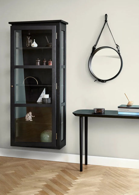 Väggmonterat Vitrinskåp N4, mörk ek från Lindebjerg Design - 2 - Jacobsen Plus