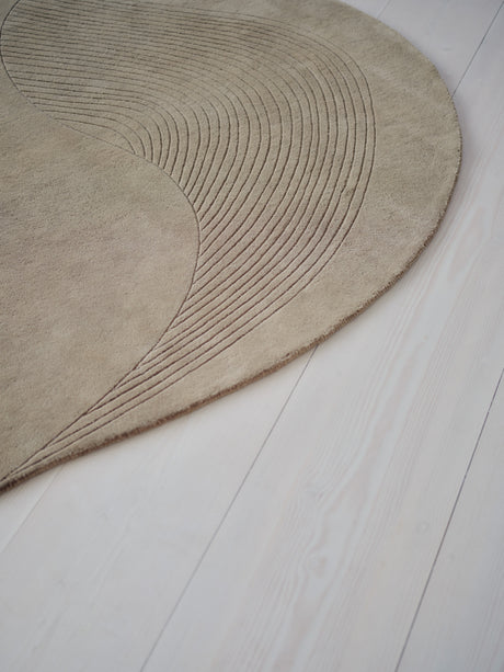 Fluid Arc matta, Oliv från Linie Design - 225 x 300 cm. - Jacobsen Plus