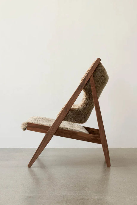 Knitting Lounge-fåtölj, fårskinn från Audo Copenhagen - Sheepskin Nature - Dark Stained Oak - Jacobsen Plus