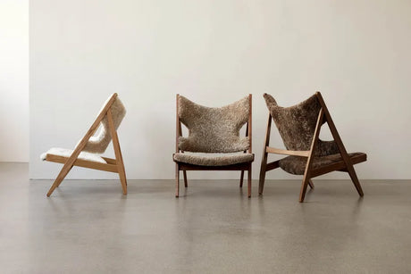 Knitting Lounge-fåtölj, fårskinn från Audo Copenhagen - Sheepskin Nature - Dark Stained Oak - Jacobsen Plus