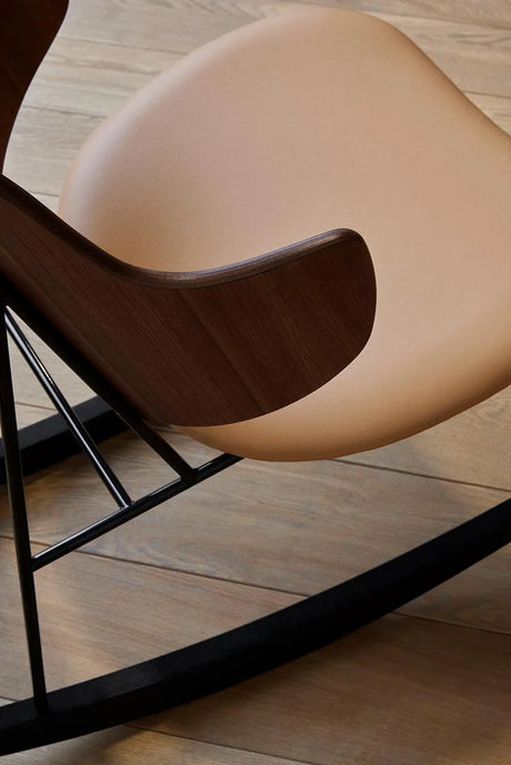 The Penguin Rocking Chair, Läder från Audo Copenhagen - Walnut / Dakar 0250 - Jacobsen Plus