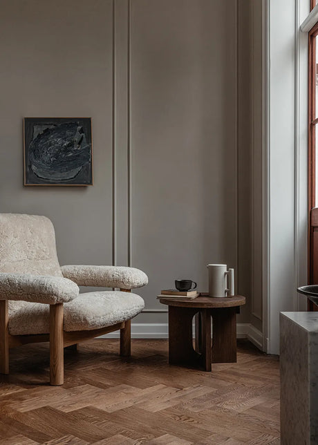 Brasilia Lounge-stol, naturlig ek, fårskinn Nature från Audo Copenhagen - 2 - Jacobsen Plus