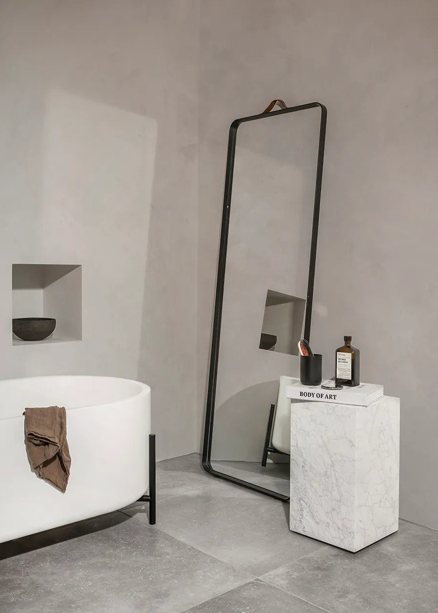 Plinth Tall Vit Carrara marmor från Audo Copenhagen
