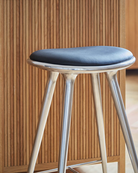 High Stool, aluminium, svart Ultra-läder, 69 cm låg barstol från Mater - 3 - Jacobsen Plus