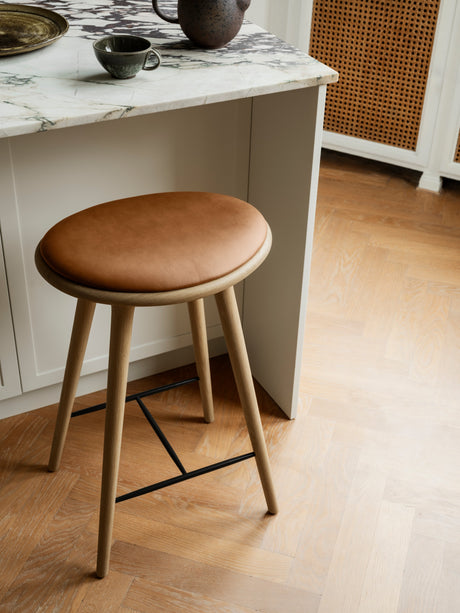 High Stool, oljad ek, Nuance Walnut-läder, 69 cm, låg barstol från Mater - 2 - Jacobsen Plus