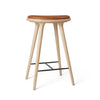 High Stool, mattlackad ek, Nuance Walnut läder, 69 cm, låg barstol från Mater