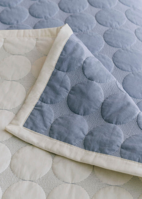 HAY Mega Dot Ekologiskt överkast, 260x260 cm - Dusty Blue - Jacobsen Plus