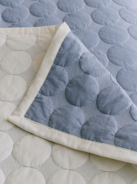 HAY Mega Dot Ekologiskt sängöverkast, 235x245 cm - Dusty Blue - Jacobsen Plus