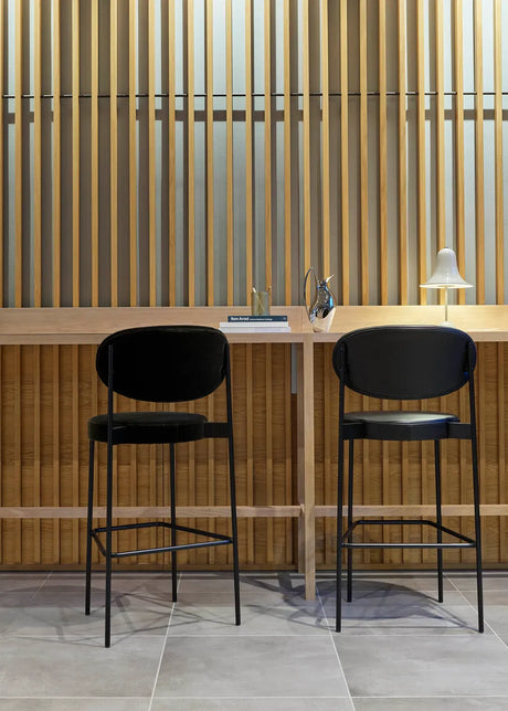 Serie 430 barstol, svart av Verner Panton - Højde: 65 cm / Stofgruppe 1 - Jacobsen Plus