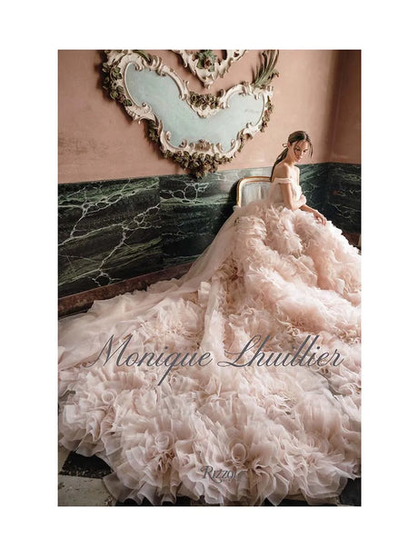 Monique Lhuillier: Dreaming of Fashion and Glamour från New Mags - Jacobsen Plus