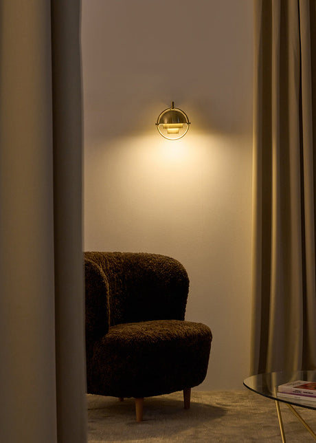 Multi-Lite vägglampa från GUBI - Mässing skærm - messing stel - Jacobsen Plus