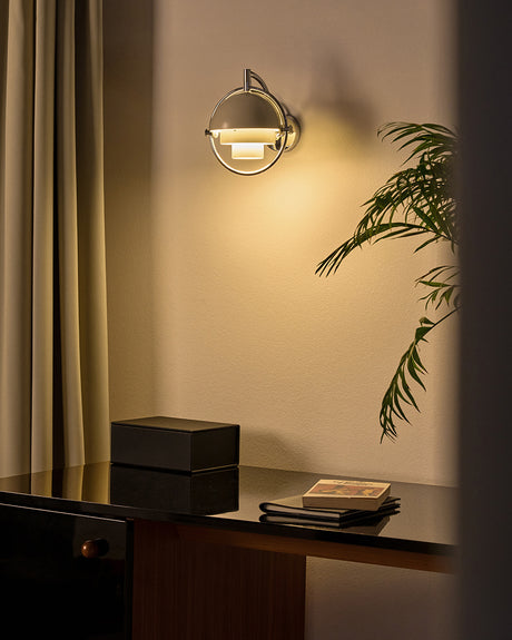 Multi-Lite vägglampa från GUBI - Mässing skærm - messing stel - Jacobsen Plus