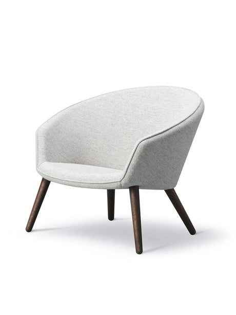 Ditzel Lounge Chair från Fredericia Furniture - Stofgruppe 1 / Ek lak - Jacobsen Plus