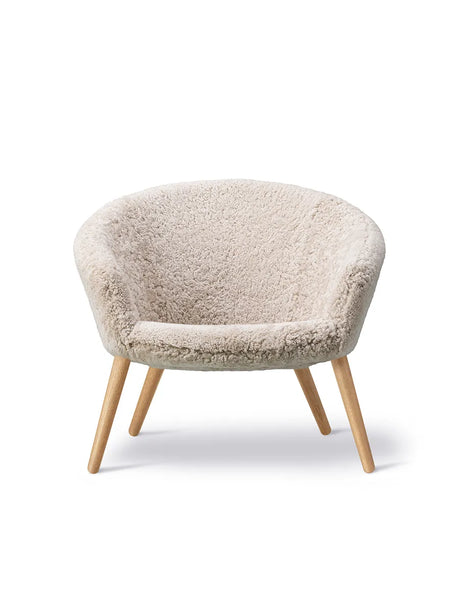 Ditzel Lounge Chair, fårskinn från Fredericia Furniture - Ek - Jacobsen Plus