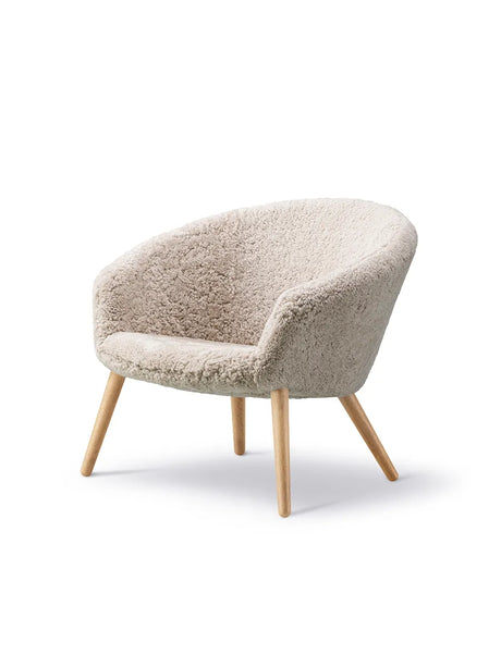 Ditzel Lounge Chair, fårskinn från Fredericia Furniture - Ek - Jacobsen Plus