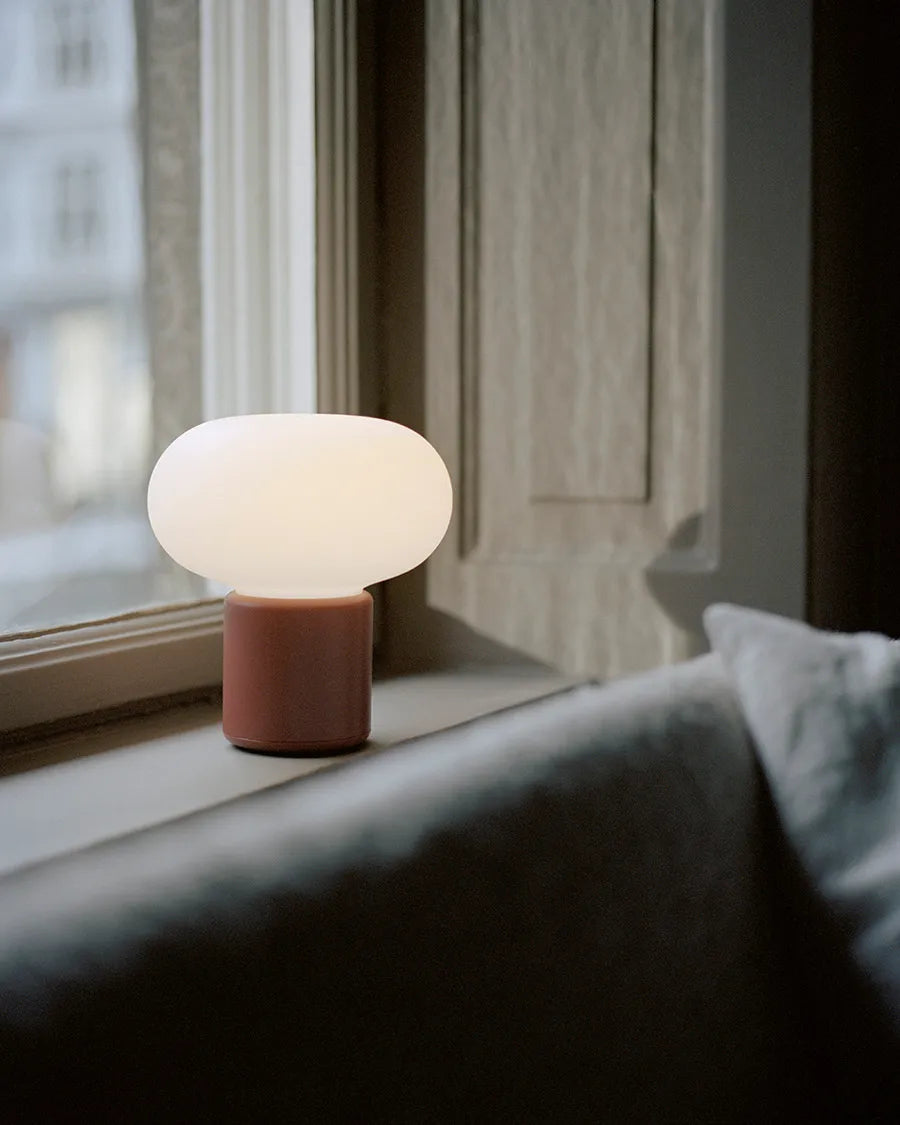Karl-Johan portabel bordslampa, Earth Red från New Works