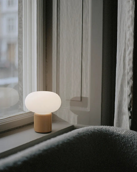 Karl-Johan portabel bordslampa, ockragul från New Works - 2 - Jacobsen Plus