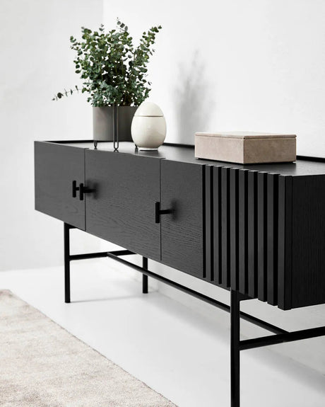 Array Low Sideboard från Woud - Svart - Jacobsen Plus