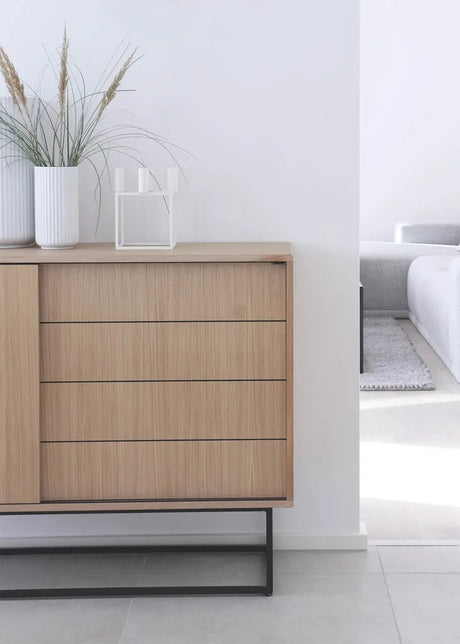 Virka Högt Sideboard från Woud - Ek-eg - Jacobsen Plus