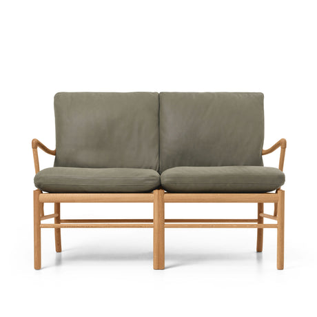 OW149-2 Colonial Soffa i oljad ek, Terra-läder av Ole Wanscher - Terra Jade 20368 - Jacobsen Plus
