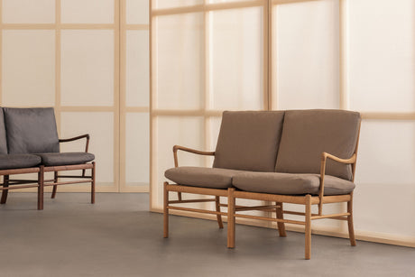 OW149-2 Colonial Soffa i oljad ek, Terra-läder av Ole Wanscher - Terra Jade 20368 - Jacobsen Plus