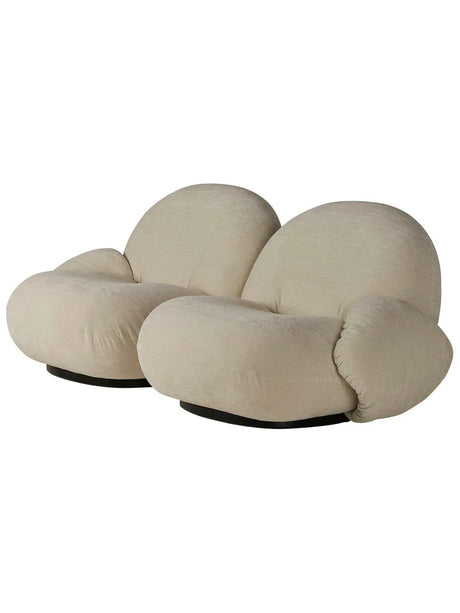 Pacha Soffa 2-sits med armstöd från GUBI - Prisgruppe 1 / Pearl Gold - Jacobsen Plus