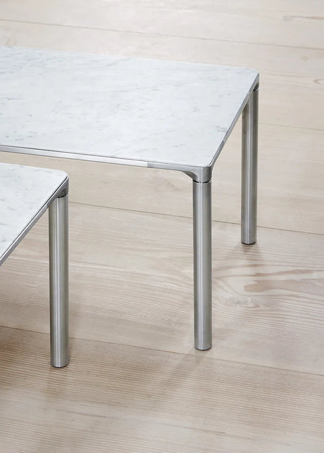 Piloti bord, vit Carrara från Fredericia Furniture - 6610: 75 x 39 x H35 cm / Svart pulverlakeret aluminium - Jacobsen Plus