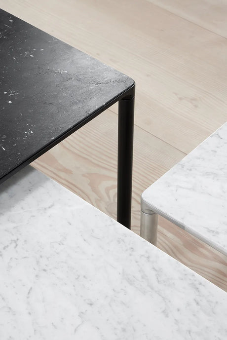 Piloti bord, vit Carrara från Fredericia Furniture - 6610: 75 x 39 x H35 cm / Svart pulverlakeret aluminium - Jacobsen Plus
