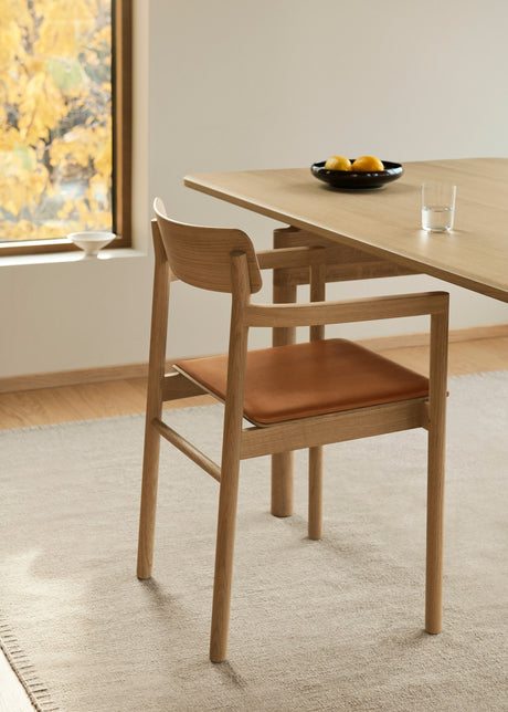 Post Matstol ljus oljad ek, sitsklädd i Max 95 cognacläder från Fredericia Furniture - 2 - Jacobsen Plus