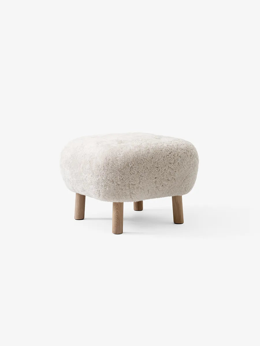 Little Petra Pouf från &Tradition - Sheepskin Moonlight / Ek - Jacobsen Plus