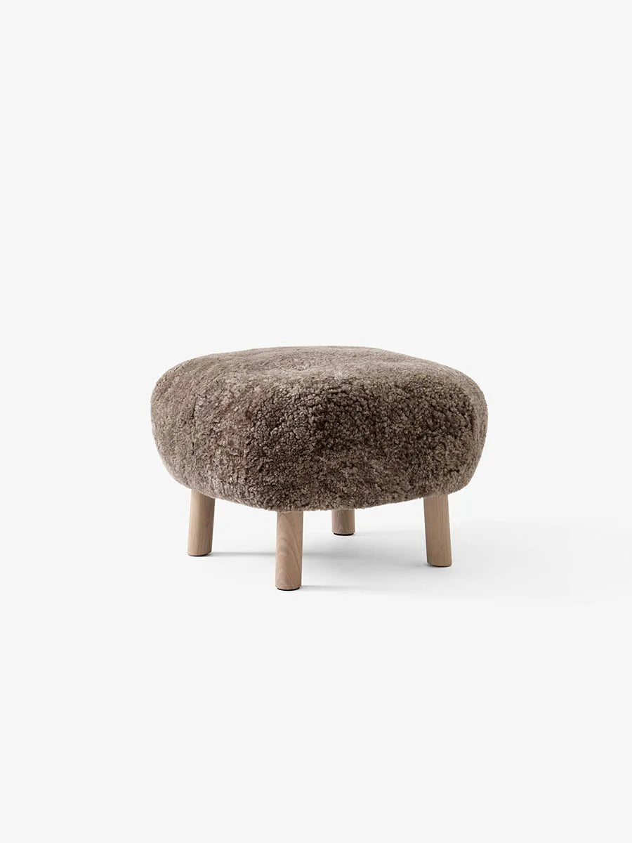 Little Petra Pouf från &Tradition - Sheepskin Sahara / Ek - Jacobsen Plus