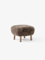Little Petra Pouf från &Tradition - Sheepskin Sahara / Ek - Jacobsen Plus