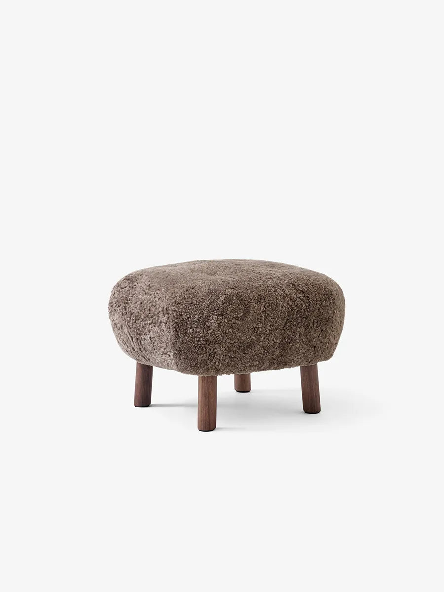 Little Petra Pouf från &Tradition - Sheepskin Sahara / Valnöt - Jacobsen Plus