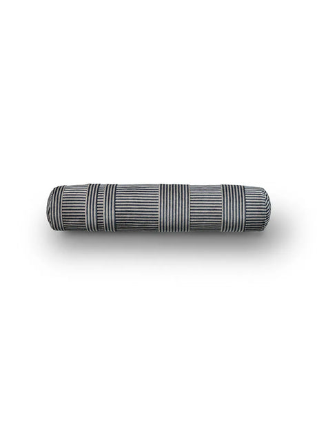 Crest Pyjamas Pillow, Ø15x74 från Eilersen - P01 - Jacobsen Plus