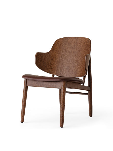 Audo Copenhagen - The Penguin loungestol i trä, med stoppad sits - Rødbejdset eg - Logan Fossil (tekstil) - Jacobsen Plus