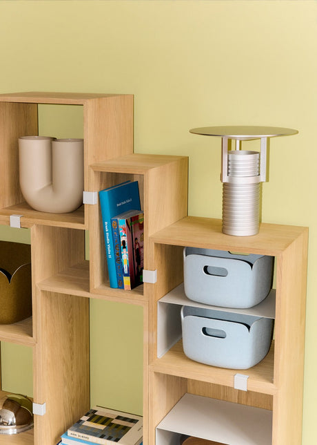 Stacked Bokhylla, medium från Muuto - Ljusgrå / Åbent (utan ryg) - Jacobsen Plus