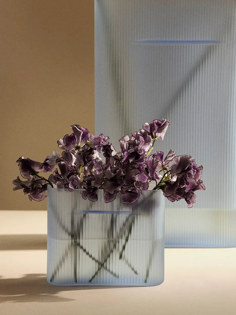 Ridge Vas, ljusblå frostat glas från Muuto - H16,5 cm - Jacobsen Plus